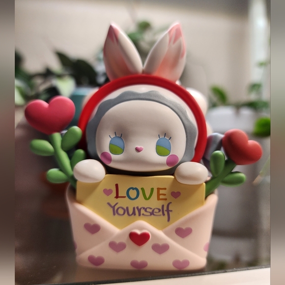 Love Yourself Figurine - Multicolor - Picture 2 of 4